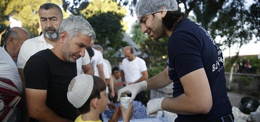 Aydın Büyükşehir Belediyesi vatandaşlarla bayram namazı sonrası lokum ve limonata