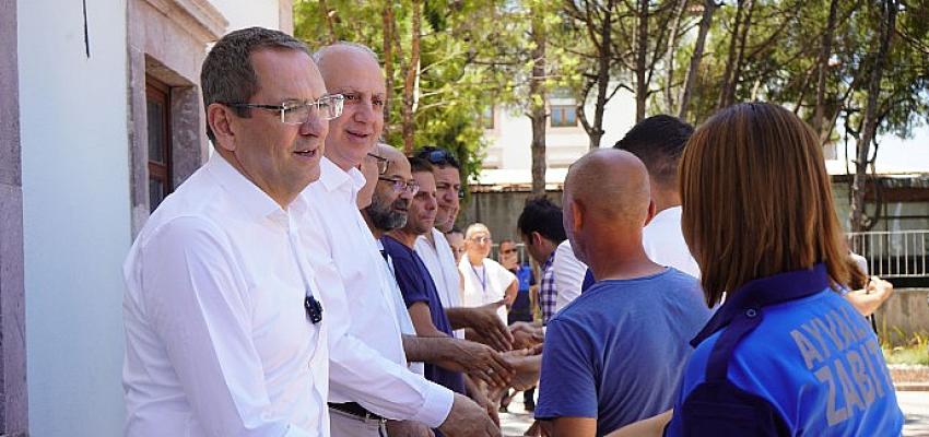Ayvalık için özveriyle çalışan mesai arkadaşlarıyla bir araya gelerek bayramı