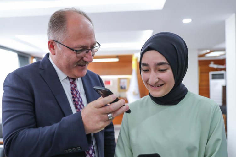 Milli Eğitim Bakanı Mahmut Özer, LGS Türkiye birincisi olan Ayşe