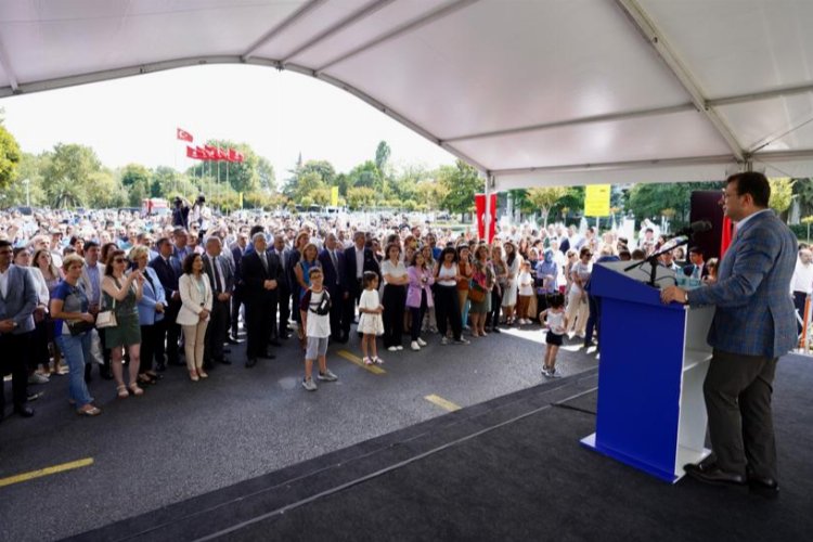 İstanbul Büyükşehir Belediye (İBB) Başkanı Ekrem İmamoğlu, kurum çalışanlarıyla, Saraçhane’deki