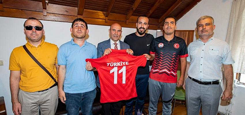 İzmir Büyükşehir Belediye Başkanı Tunç Soyer, İzmir Çağdaş Görmeyenler Spor