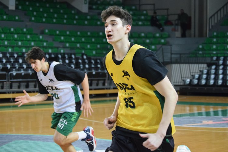 Darüşşafaka BGL takımında forma giyen Timur Dandin, sol köprücük kemiğindeki