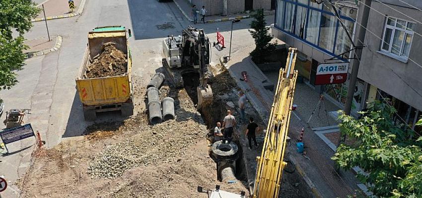 Büyükşehir Belediyesi’nin Dilovası İstiklal Caddesi’nde gerçekleştirdiği altyapı çalışması yoğun bir