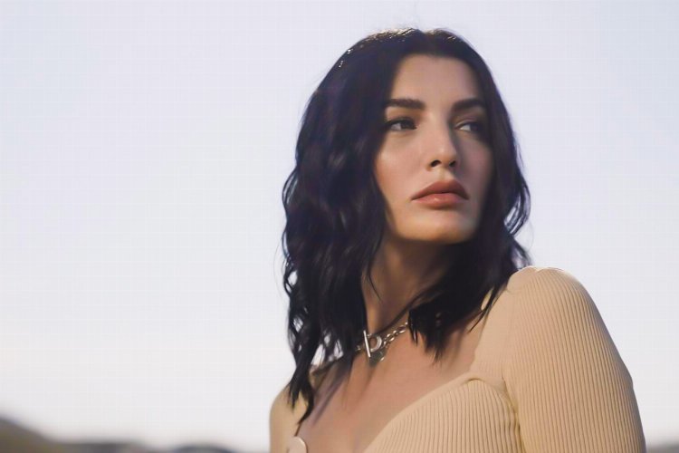 Havva Öztel'in ilk teklisi 'Seni Kalbimden Kovdum'un klip çekimlerinde kızı