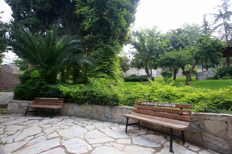 Karabağlar Belediyesi, vatandaşların kent içinde rahat nefes alabilecekleri yeşil vahalar