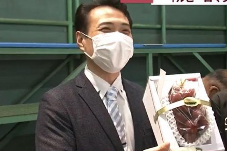 Japonya'da özel üretim üzümün bir salkımı, açık artırmada yaklaşık 10