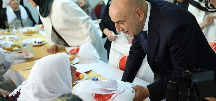 Keçiören Belediye Başkanı Turgut Altınok, belediye bünyesinde hizmet veren Gönül