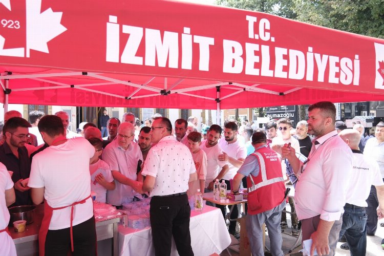 Kocaeli'nin İzmit Belediyesi, 15 Temmuz hain darbe girişiminin yıldönümünde, tüm