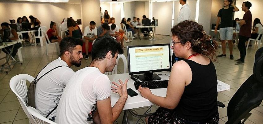 Konak Belediyesi’nin üniversite tercihi yapacak gençlere ücretsiz danışmanlık hizmeti sağlayan