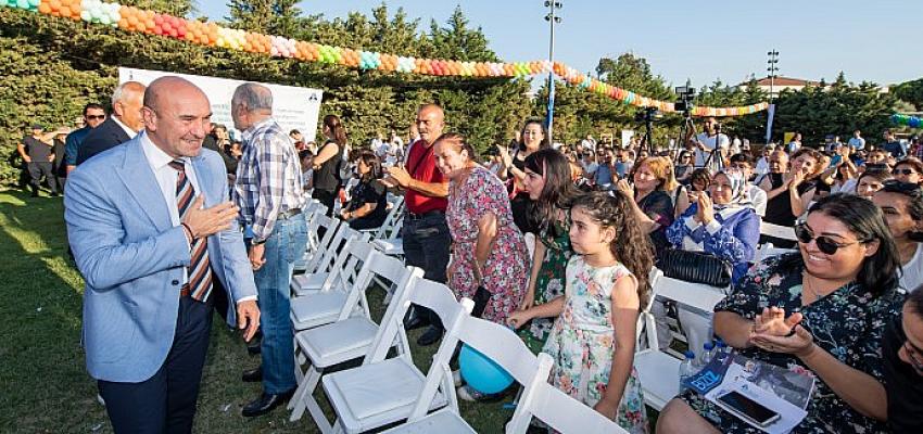 İzmir Büyükşehir Belediye Başkanı Tunç Soyer, İZELMAN Anaokulları’nın mezuniyet törenine
