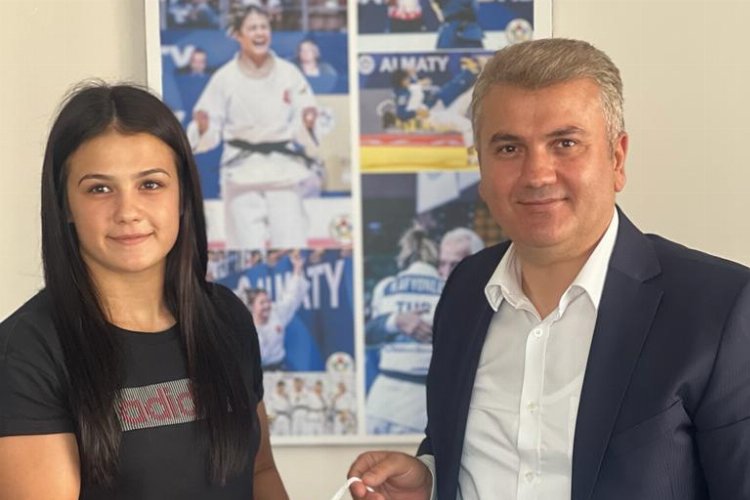 AK Parti Balıkesir Milletvekili Dr. Mustafa Canbey, Macaristan'dan Balıkesir’e kupayla