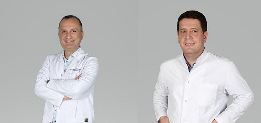 Skolyozun sırttan bakıldığında omurgada yana doğru eğrilik anlamına geldiğini belirten