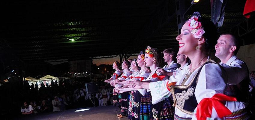 Ayvalık Belediyesi tarafından düzenlenen Uluslararası Kültür ve Halk Oyunları Festivali,
