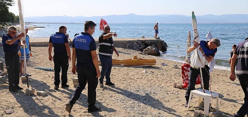 Edremit Belediyesi’nin sahillerde başlattığı şezlong operasyonu Güre ve Akçay Mahallesi’nde