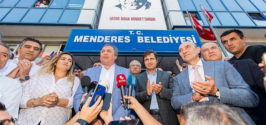 İzmir Büyükşehir Belediye Başkanı Tunç Soyer, görevinden uzaklaştırılan Menderes Belediye