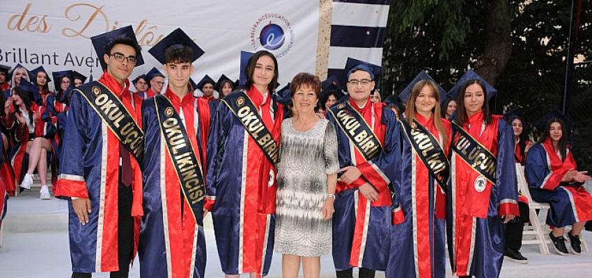 YKS heyecanını geride bırakan öğrenciler kep töreniyle mezuniyete ilk adımlarını