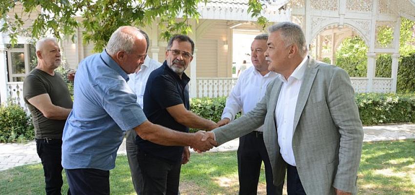 Torbalı Belediye Başkanı Mithat Tekin, mahalle muhtarlarıyla kahvaltıda bir araya