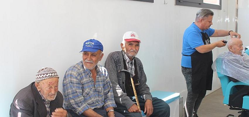 Antalya Büyükşehir Belediyesi’nin Mobil Kuaför Tırı, kavurucu yaz sıcaklarında Antalya’nın