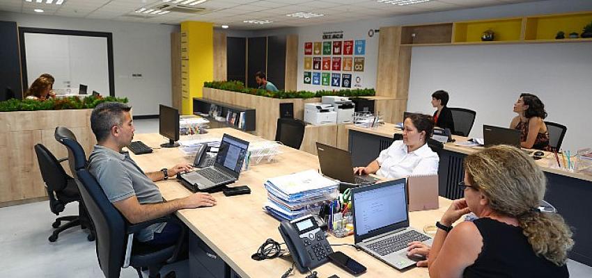 Teknolojiye verdiği önem ve yenilikçi projeleriyle örnek olan Bayraklı Belediyesi