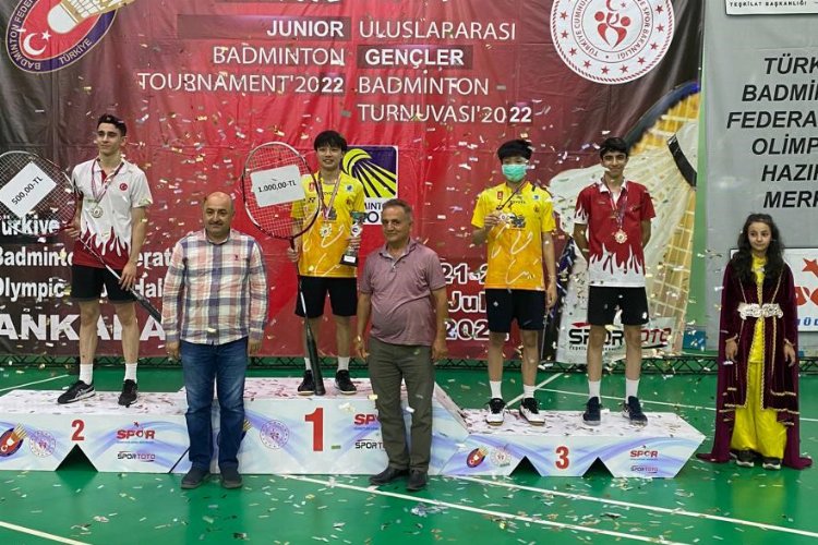 Bursa'da Osmangazi Belediyespor Badminton Takımı sporcularından Veysel Taşdemir, Uluslararası Gençler
