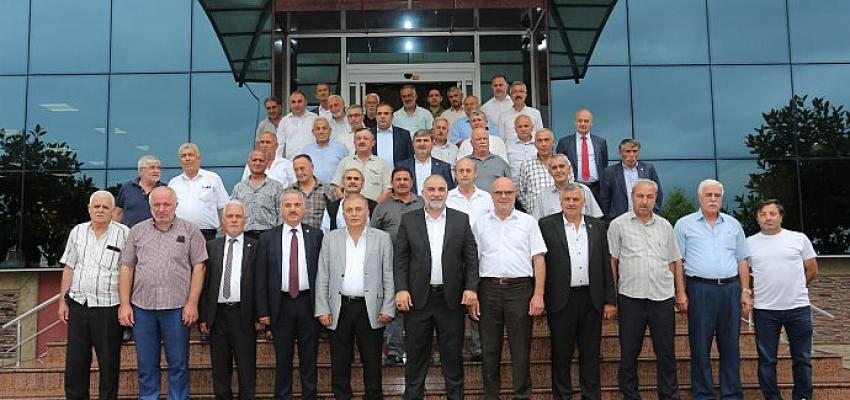 Canik Belediye Başkanı İbrahim Sandıkçı, ilçedeki muhtarlarla kahvaltı programında bir