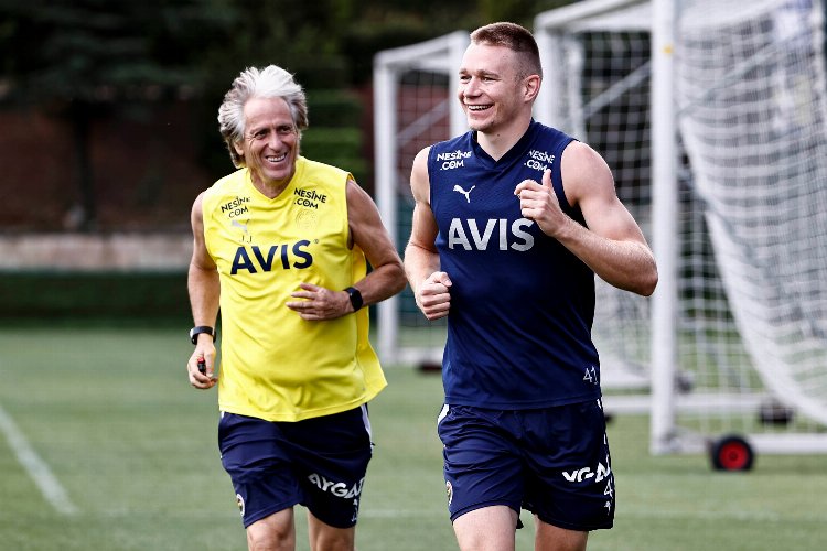 Süper Lig temsilcisi Fenerbahçe, Macar oyuncu Attila Szalai’nin Jorge Jesus