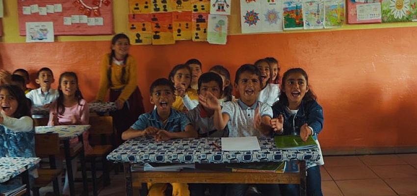“İyilik için Kirlenmek Güzeldir” projesiyle plastikleri oyun parkına dönüştürmek için