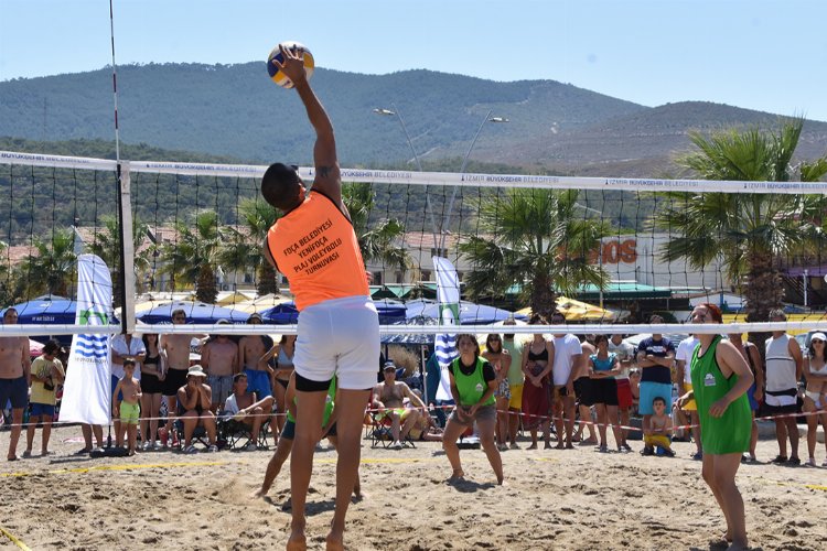 İzmir'de Yenifoça Geleneksel Plaj Voleybolu Turnuvası, Burunucu Sahili'nde düzenlendi. İZMİR