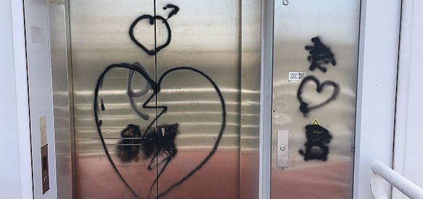 Söylesek tesiri yok, sussak gönül razı değil. Kendini bilmez kişi