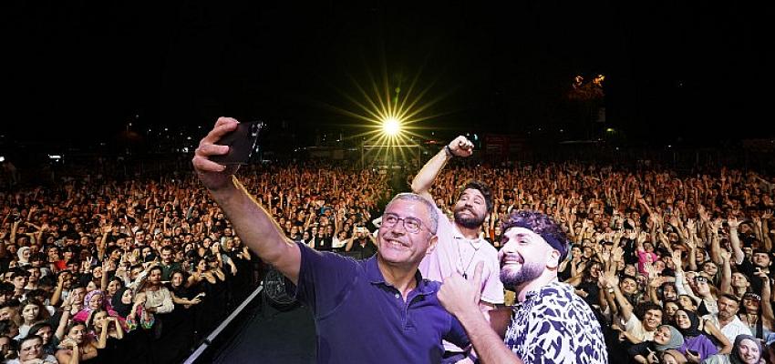 TÜRKİYE’NİN EN GENÇ FESTİVALİ ÜSKÜDAR’DA SEFO VE KOLPA RÜZGÂRI ESTİRDİ