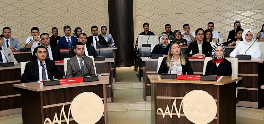 Van Büyükşehir Belediyesi bünyesinde görev yapan aday memurlar yemin ederek,