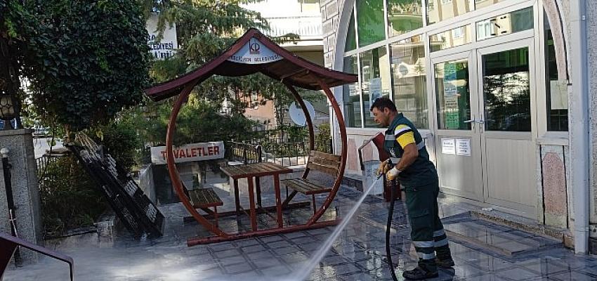 Keçiören Belediyesi, ilçede bulunan 300’e yakın camiyi rutin olarak yıkayarak