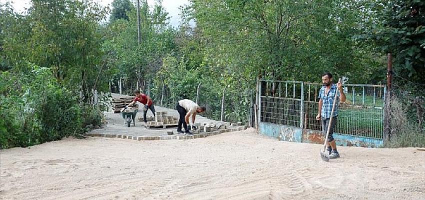 İnegöl Belediyesi kırsal mahallelerde parke taş uygulamasını sürdürüyor. Son olarak