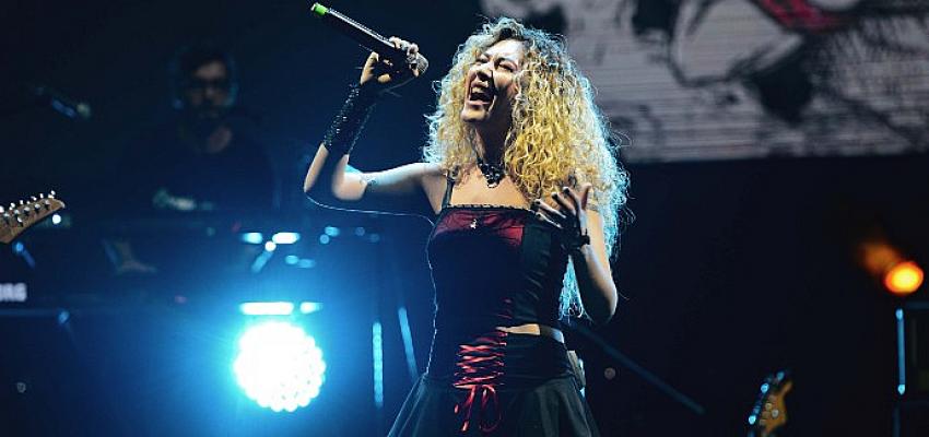 Nilüfer Belediyesi’nin düzenlediği Nilüfer Müzik Festivali’nin ikinci gününde, aralarında İngiliz