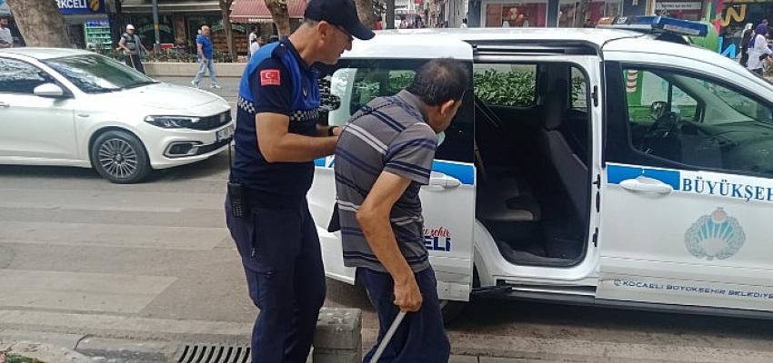 Büyükşehir Zabıta ekipleri, Cumhuriyet Bulvarı üzerinde yürümekte zorluk yaşadığını gördükleri