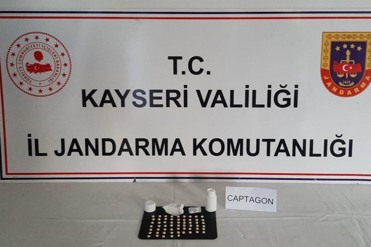 Suriyeli vatandaş uyuşturucuyla yakalandı Mehmet UZEL (KAYSERİ İGFA) Kayseri Jandarma Komutanlığı ve Melikgazi İlçe