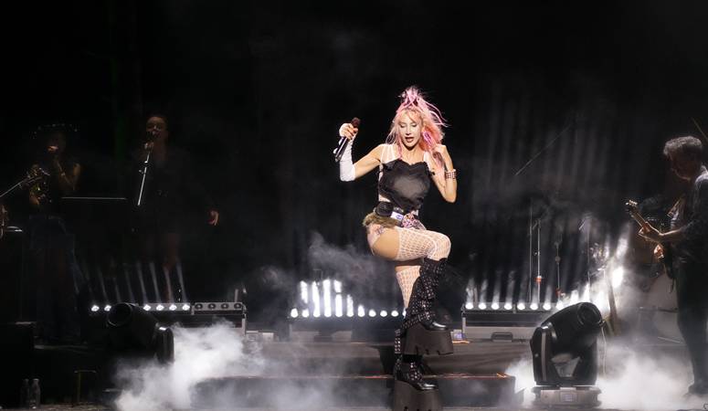 Türk pop müziğinin kraliçesi Hande Yener, geçtiğimiz akşam Ayvalık Amfi