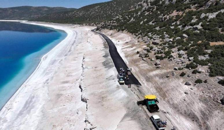 Küresel öneme sahip Salda Gölü, kıyısına dökülen sıcak asfalt ve